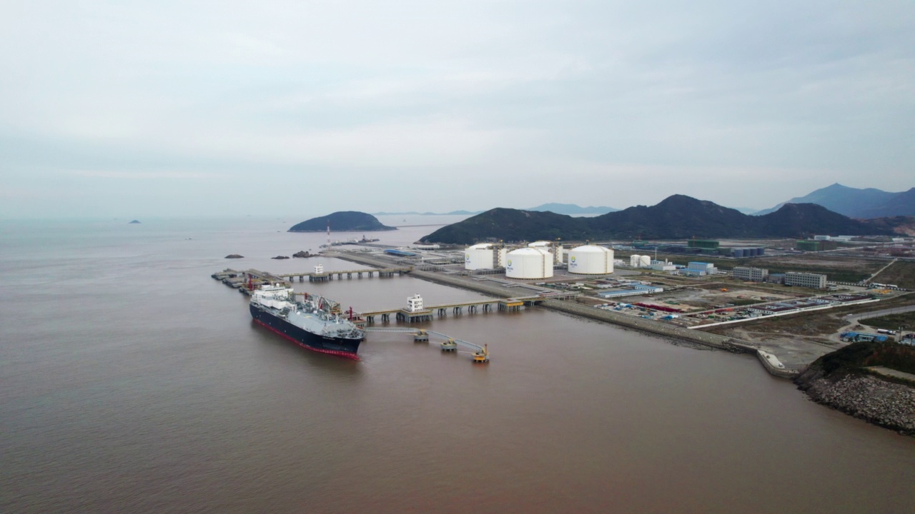 中国浙江省舟山，一艘停泊在码头上的液化天然气(LNG)油轮的鸟瞰图视频下载