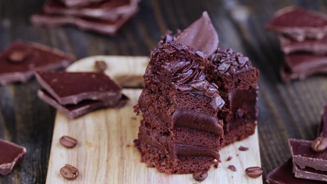用叉子将一块有巧克力馅的巧克力蛋糕分开视频素材