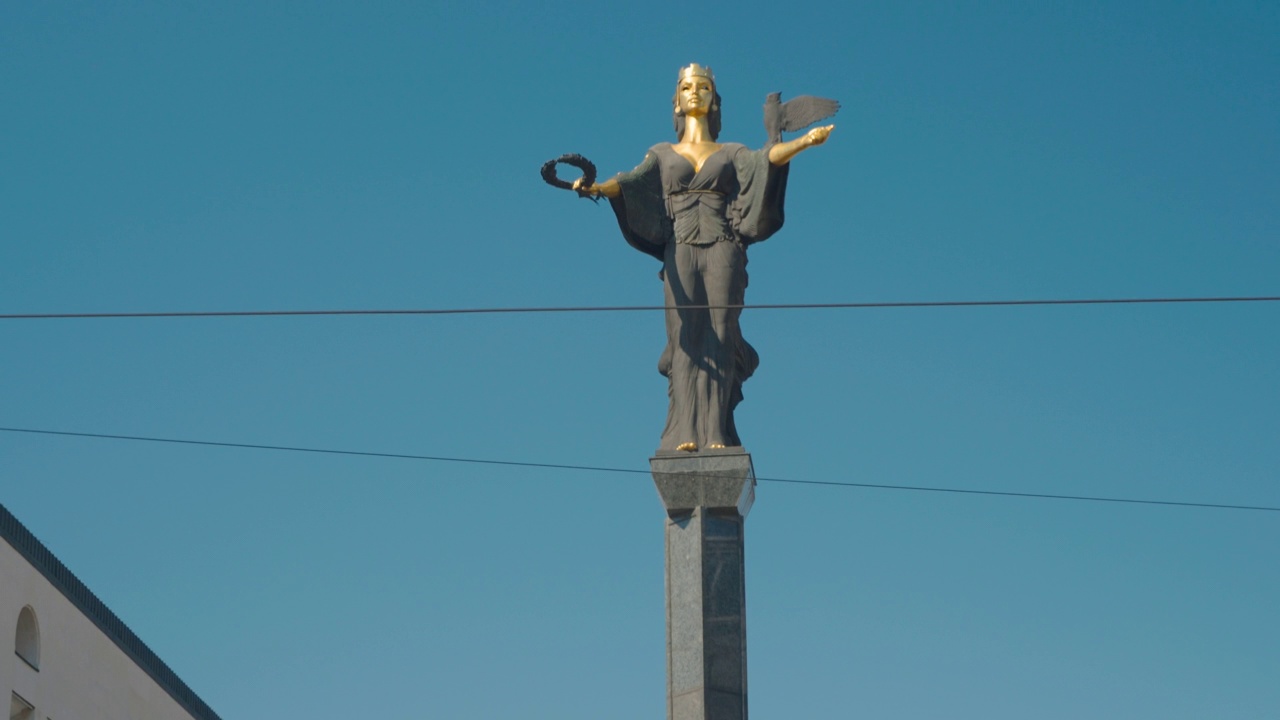 纪念圣索菲亚,女神的捍卫者,索非亚,保加利亚,蓝色的天空,市中心distrct(保加利亚:Близ似乎планнастат2танаСофи第二С类指南етаСофи第二,Б是fлари第二,Централнаfрад似乎са�的一些相关的问题进行了讨论视频下载