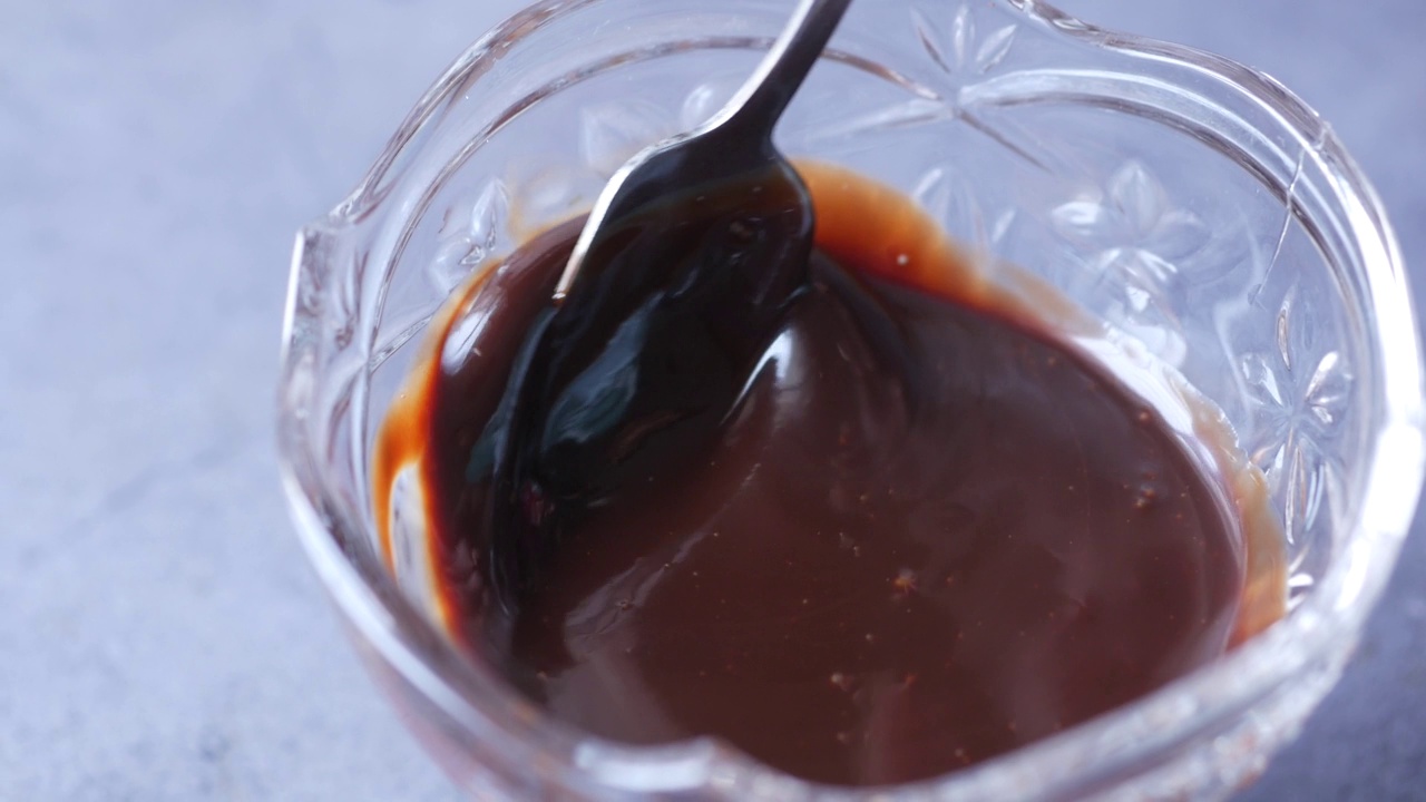 用勺子挑桌上的黑巧克力视频下载