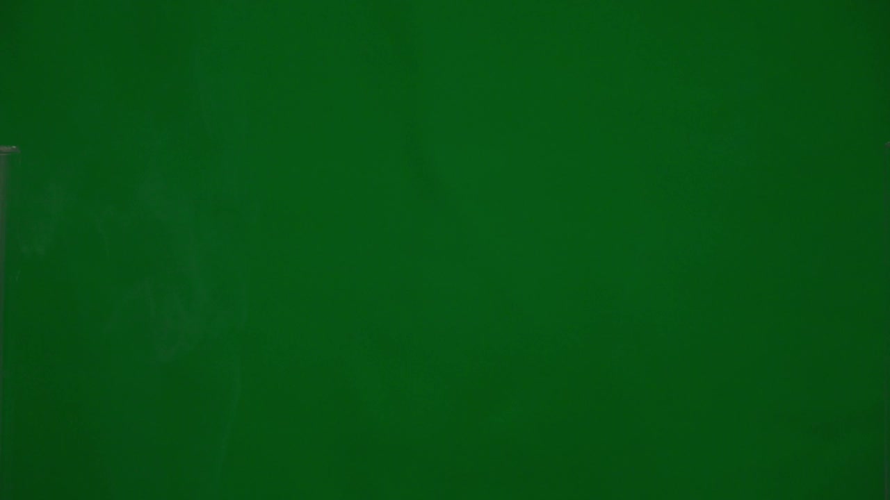 白纸在绿色背景复制空间上从下方燃烧视频素材