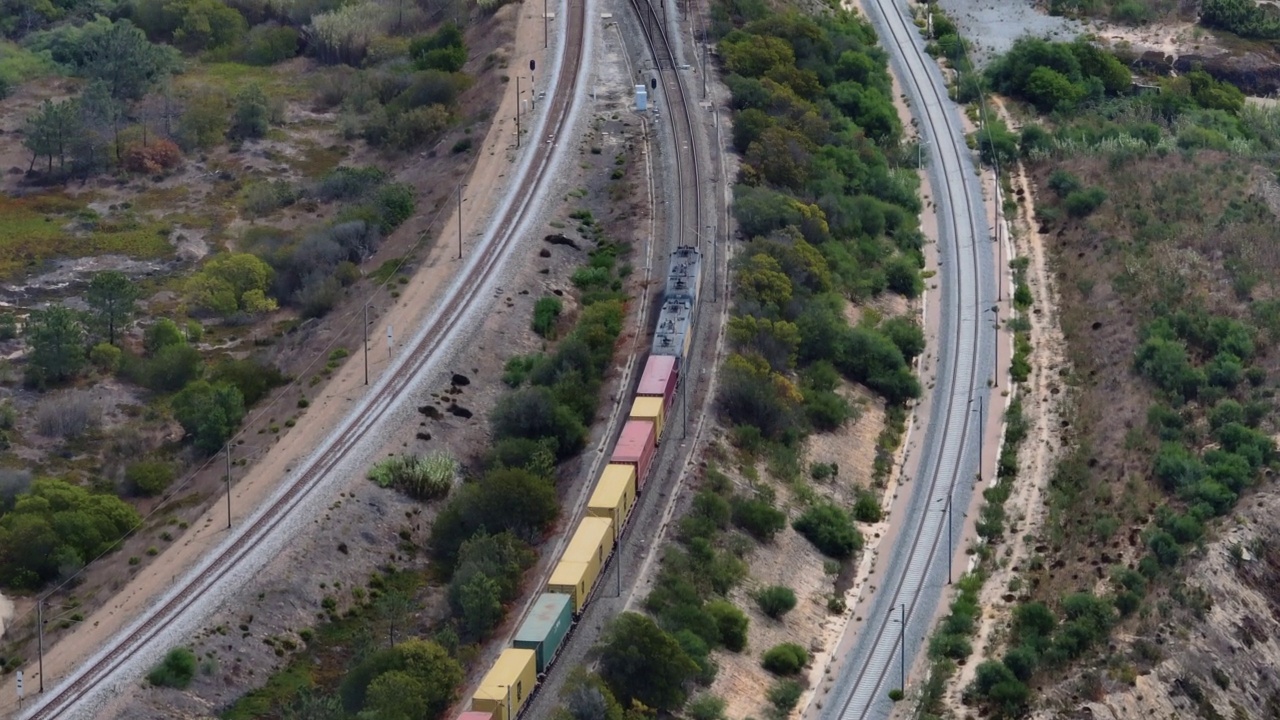 一列货运火车在葡萄牙南部的空中镜头，还有乡村的风景视频下载
