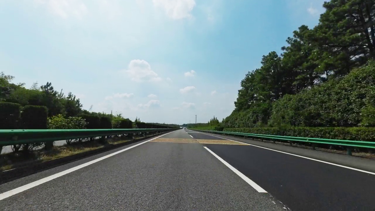 在高速公路上行驶的汽车视频素材