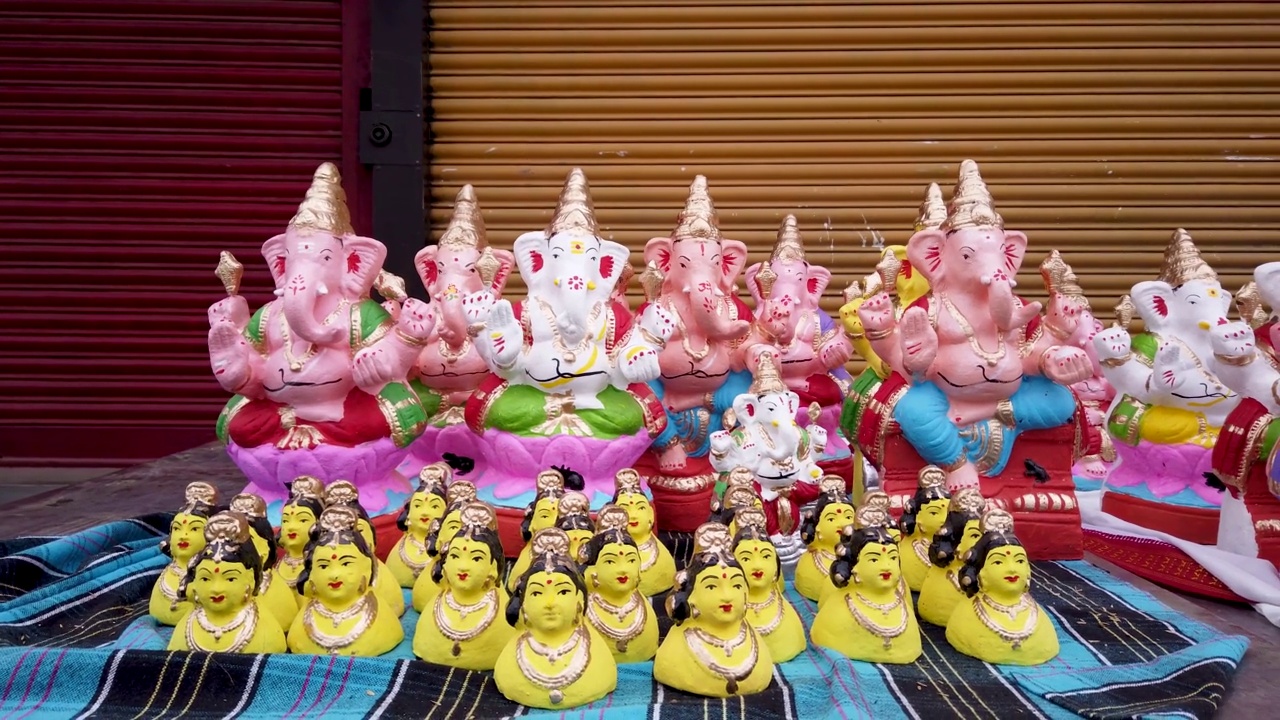 在印度迈索尔的Ganesh Chaturthi节日，一家街头商店正在出售Ganapati和Gowri神的彩色偶像集合。视频素材