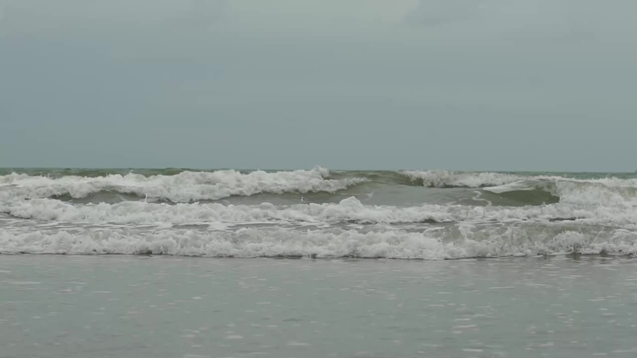 慢动作，海浪沙滩。视频素材