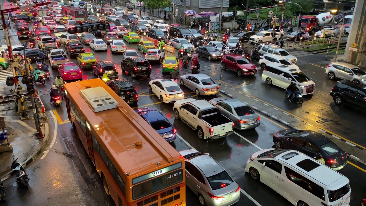 碧碧兰路交通拥挤。泰国曼谷下雨了。下雨时，路是湿的。视频素材