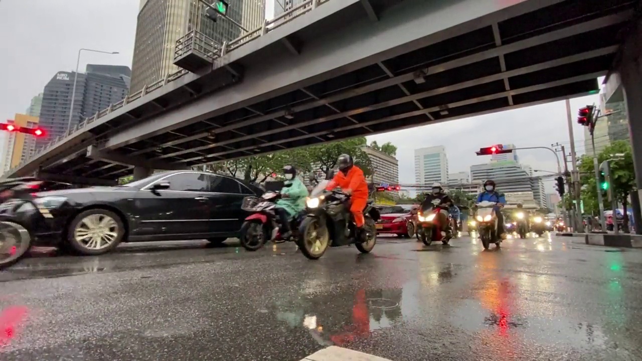 碧碧兰路交通拥挤。泰国曼谷下雨了。下雨时，路是湿的。视频素材