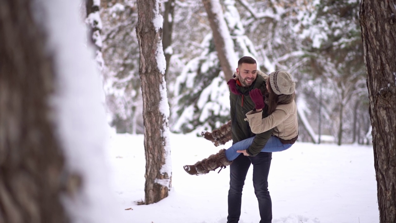 在雪景公园嬉闹的情侣视频下载