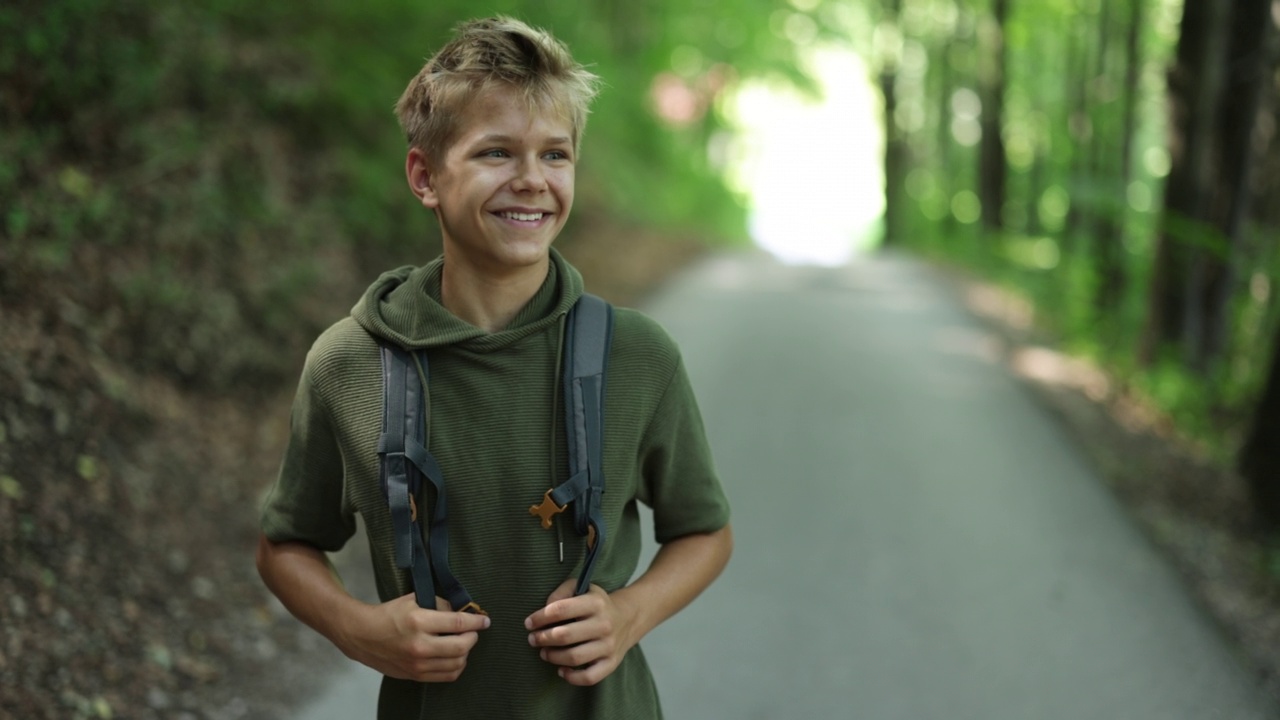 森林里一个少年徒步旅行者的肖像视频下载