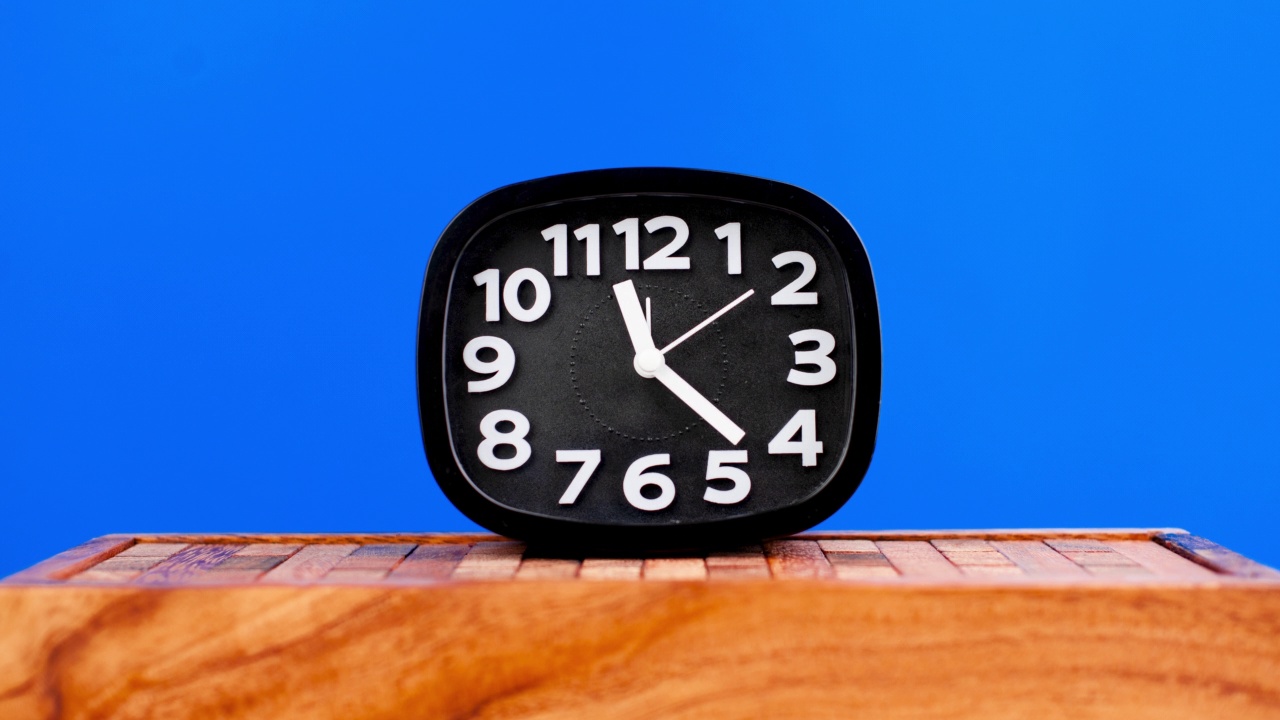 时钟快速向前移动。时间的概念和操作时间的重要性视频素材