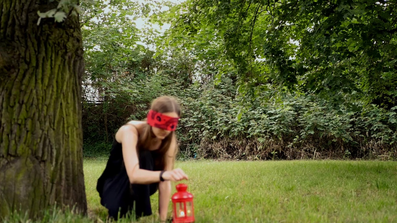 一个戴着眼罩在公园迷路的女孩。视频下载