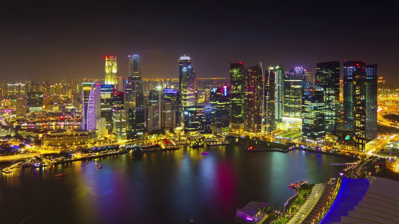 日落天空新加坡城市著名的飞行者乘坐滨海湾市中心全景4k时间流逝视频素材