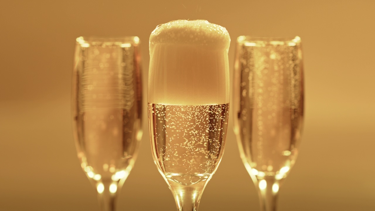 香槟，玻璃杯和泡沫豪华社交派对饮料的广告特写。昂贵、优雅和成就的酒精饮料为一个特殊的事件庆祝复制空间。视频下载