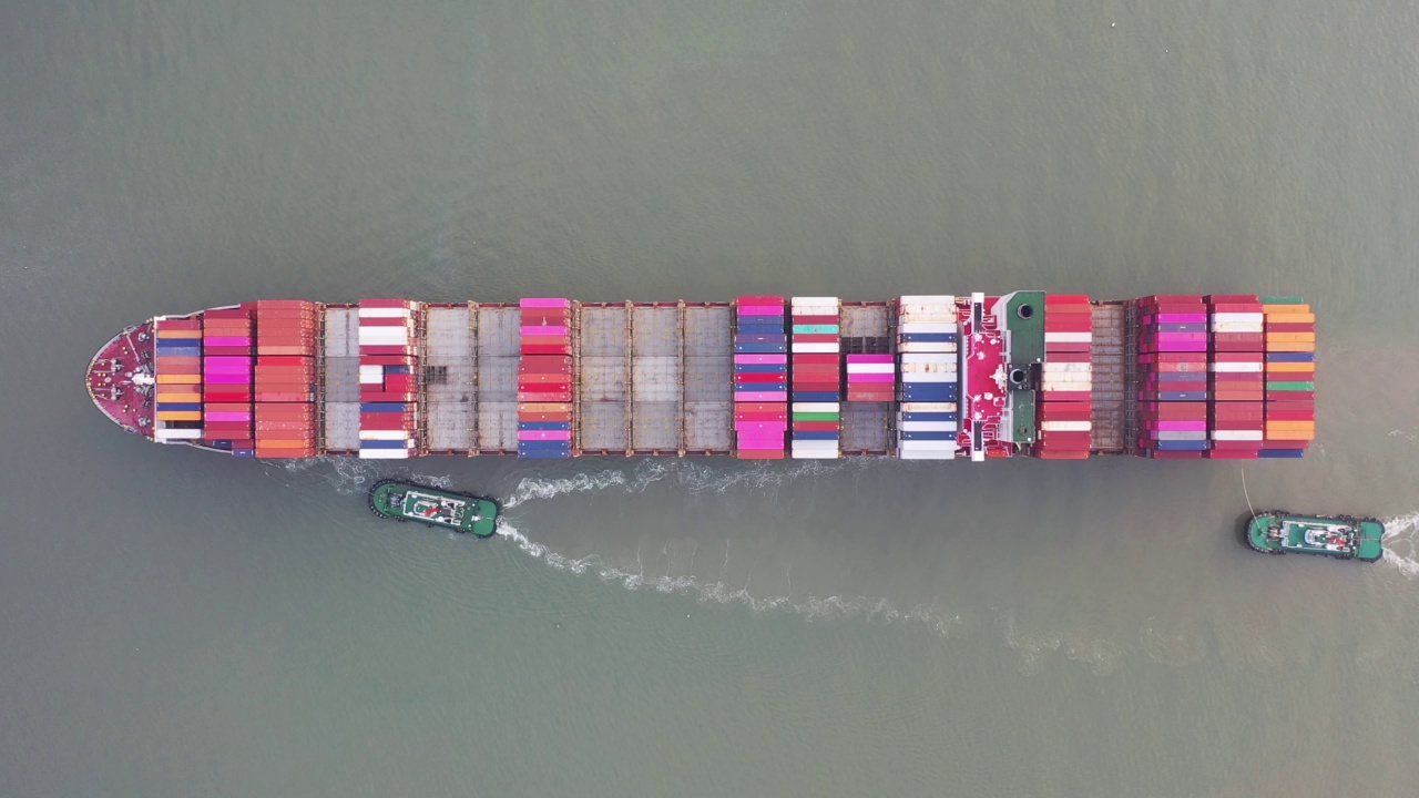 大型集装箱船在海上航行视频素材