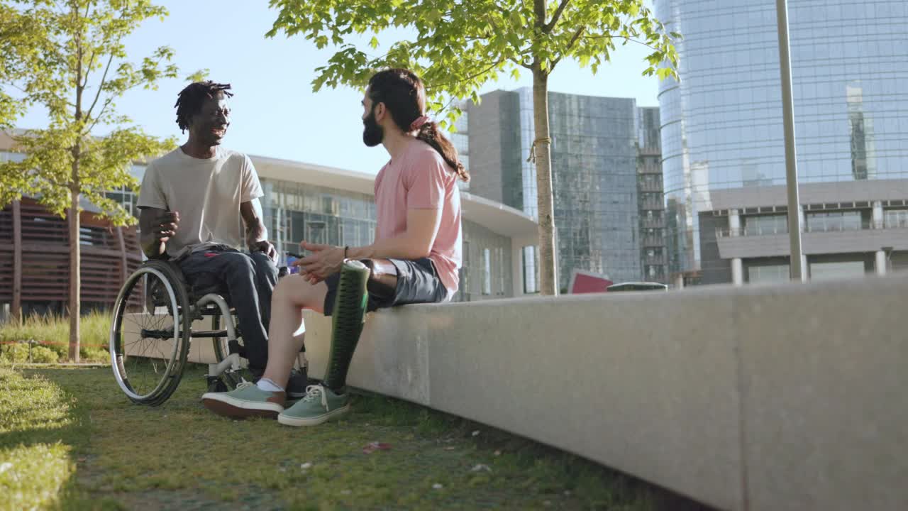 在公园城，身体残疾的多种族人士在户外互相问候视频下载