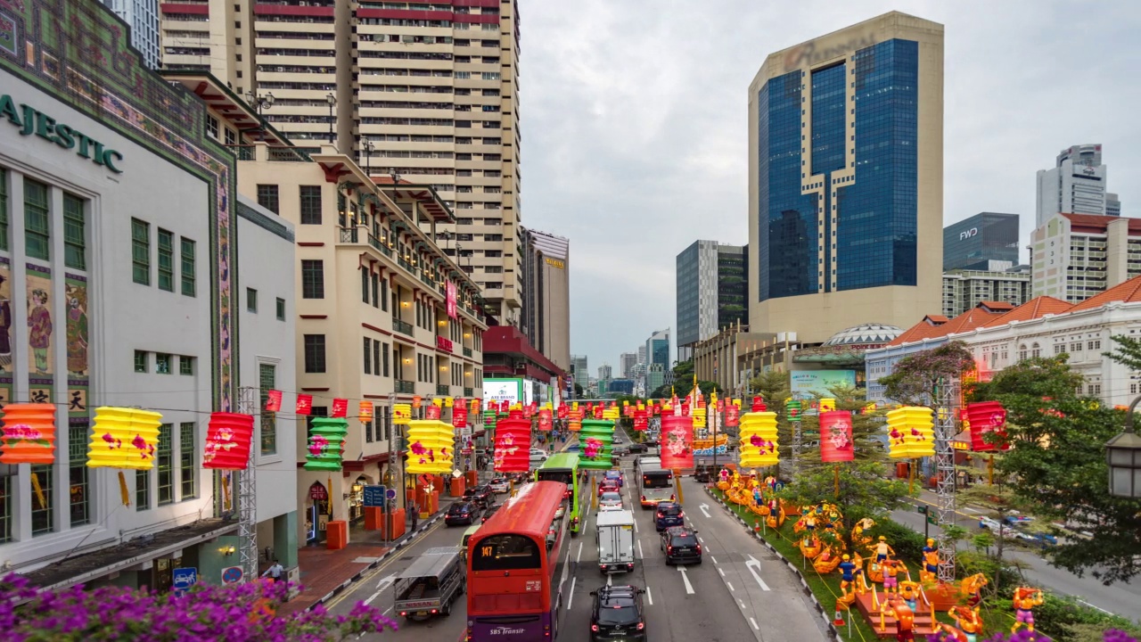 新加坡唐人街街道夜间交通的延时录像视频下载