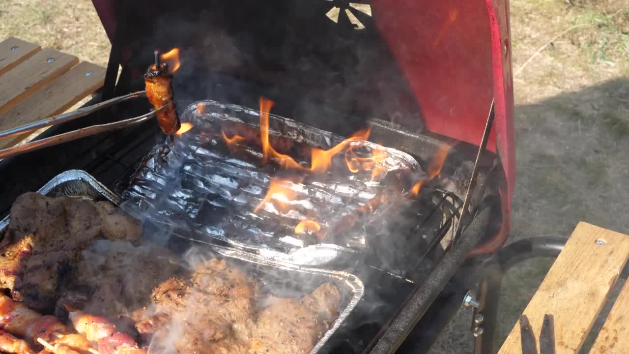 危险的烧烤事故，一名男子从着火的托盘中取出培根视频下载