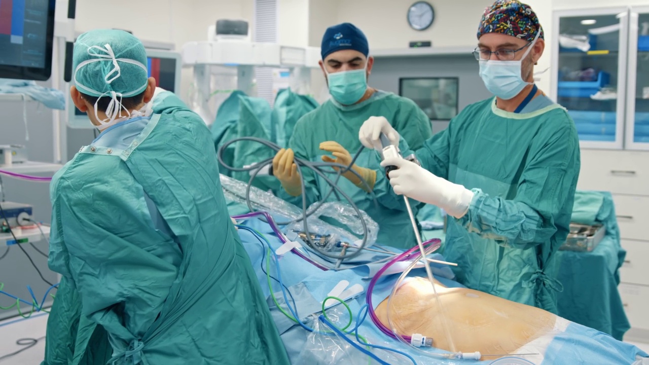一群外科医生和护士正在为手术做准备视频下载