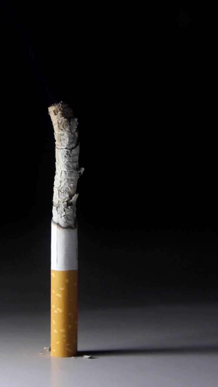 雪茄燃烧在黑暗的背景视频素材
