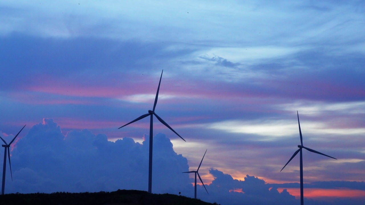 泰国碧差汶省的可再生风力发电机kao kho农场视频下载