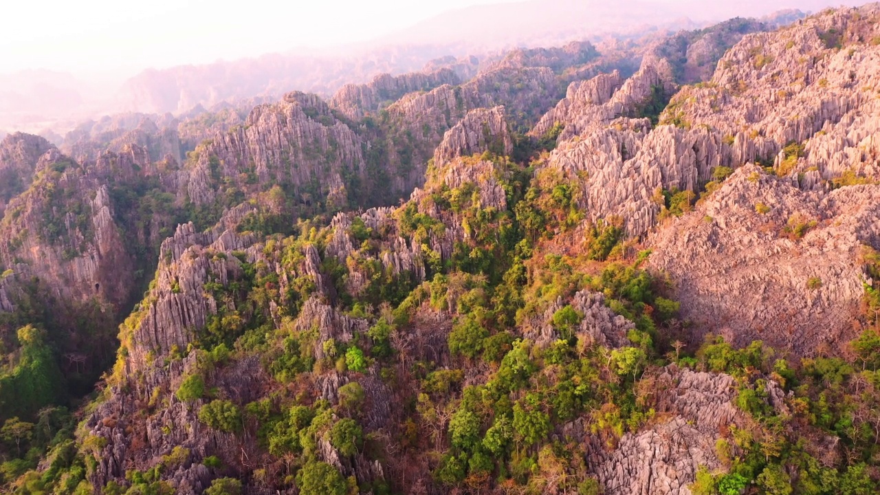 泰国普素洛省Noen Maprang区陡峭的石灰岩山脉鸟瞰图视频下载