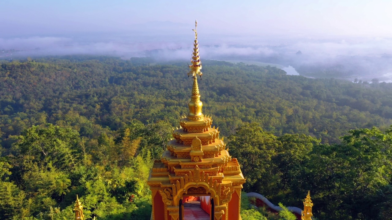 日出与雾在Phra That Doi Phra Chan寺庙在泰国南邦省湄他区Doi Phra Chan山的山顶视频下载