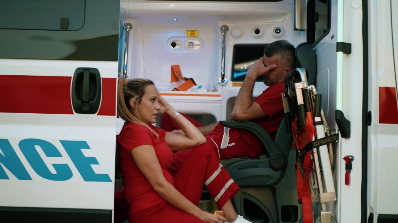 精疲力竭的急救人员在救护车上休息视频下载