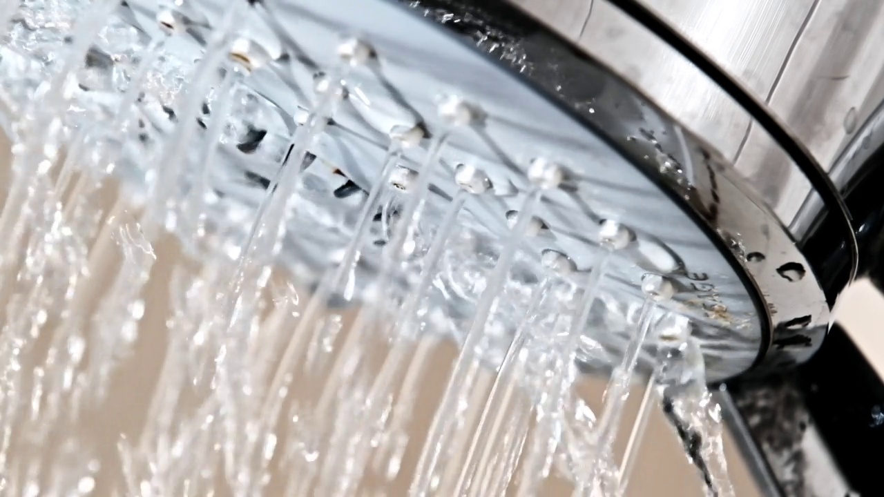 微距镜头，水滴从浴室淋浴头流出，慢动作视频素材