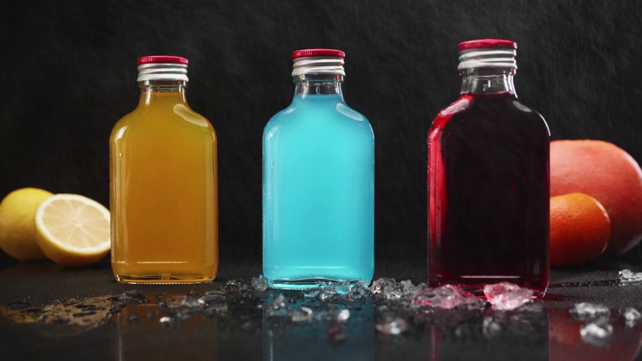 五颜六色的饮料装在旋转的玻璃瓶里视频下载