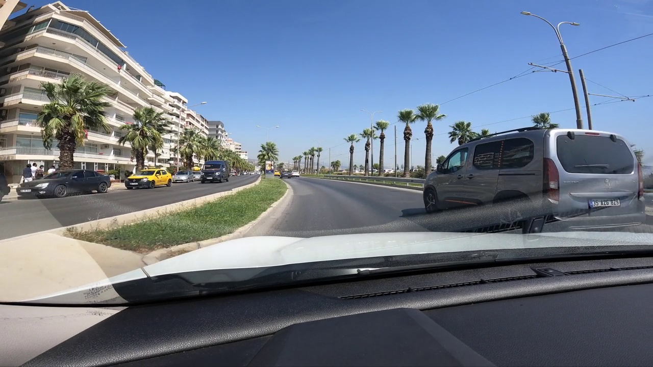 汽车视角4k交通镜头在城市路过棕榈树视频素材