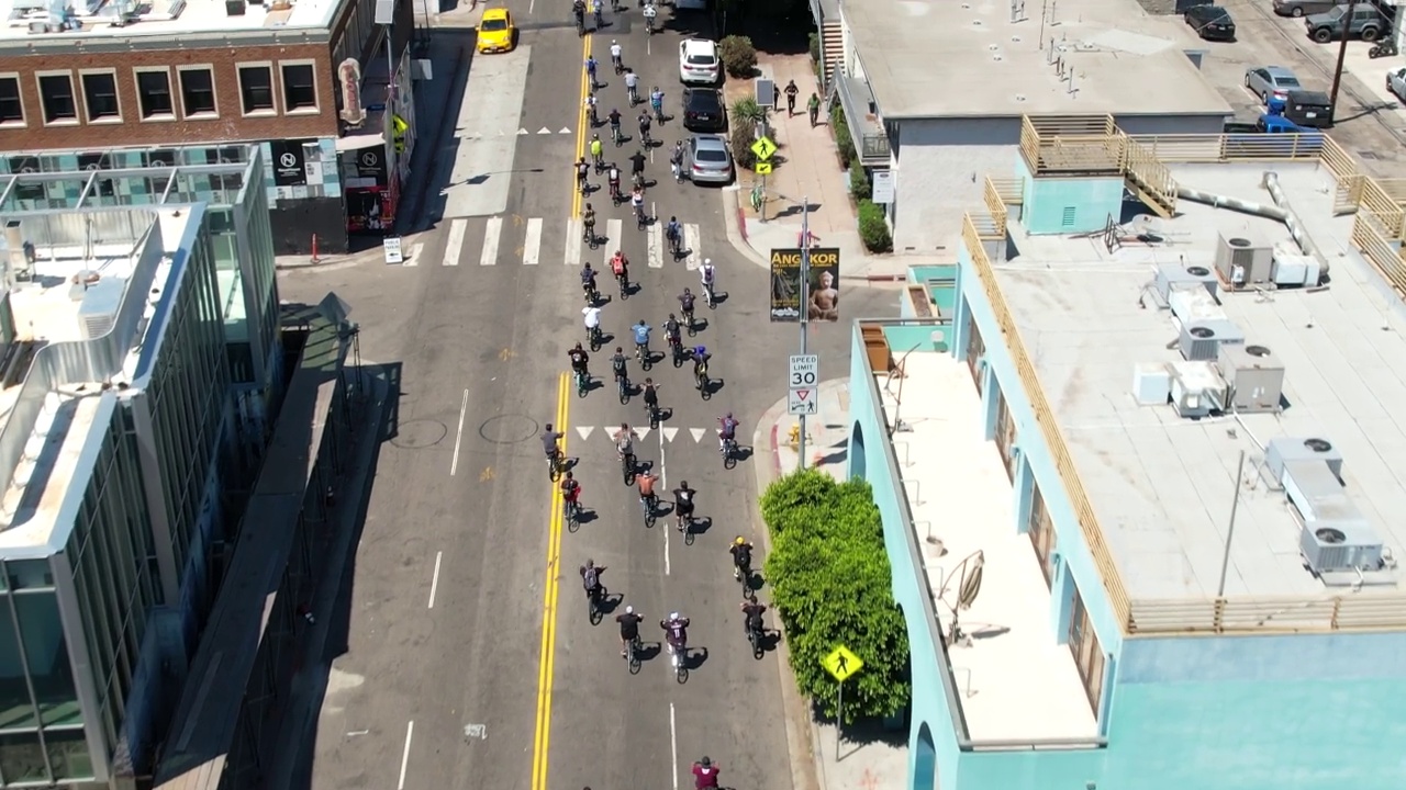 一大群自行车在加利福尼亚州洛杉矶的威尼斯附近比赛——鸟瞰图视频素材
