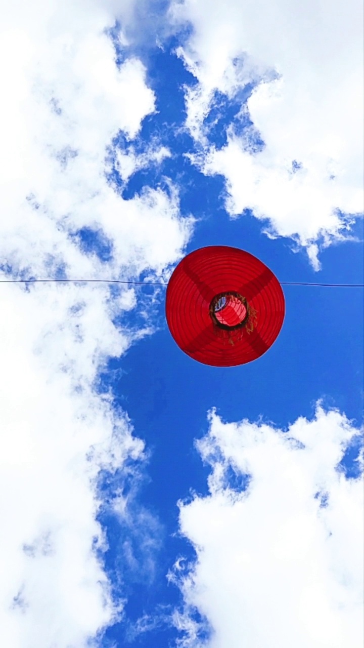 低角度的红色灯笼吹在蓝天下多云的风视频下载