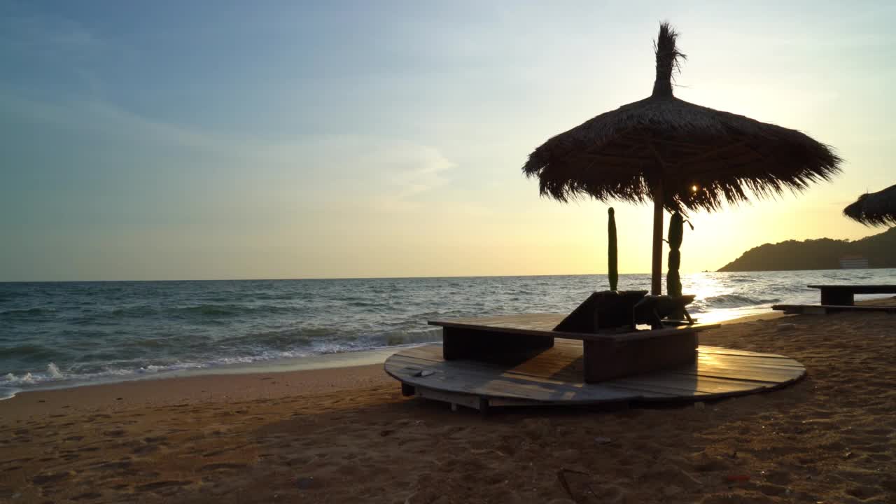 沙滩椅与美丽的日落视频素材