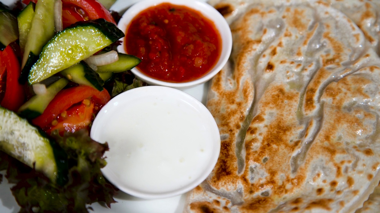鲁迪油炸土耳其派与不同的酱汁和蔬菜。克里米亚鞑靼人的传统食物。异国情调的美食。视频下载