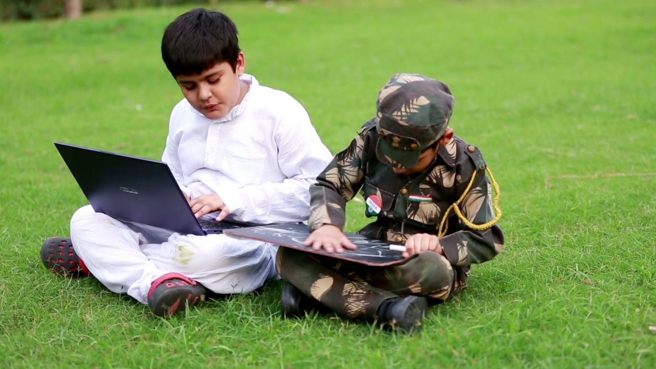 孩子们在公园里一起使用笔记本电脑视频素材