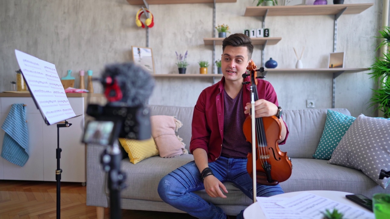 艺术家正在录制小提琴教程视频素材