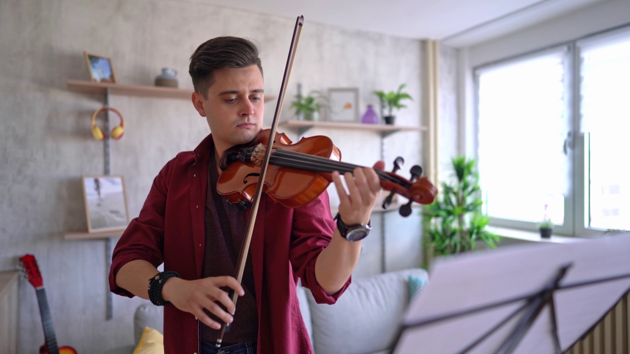 男人在家里拉小提琴视频素材