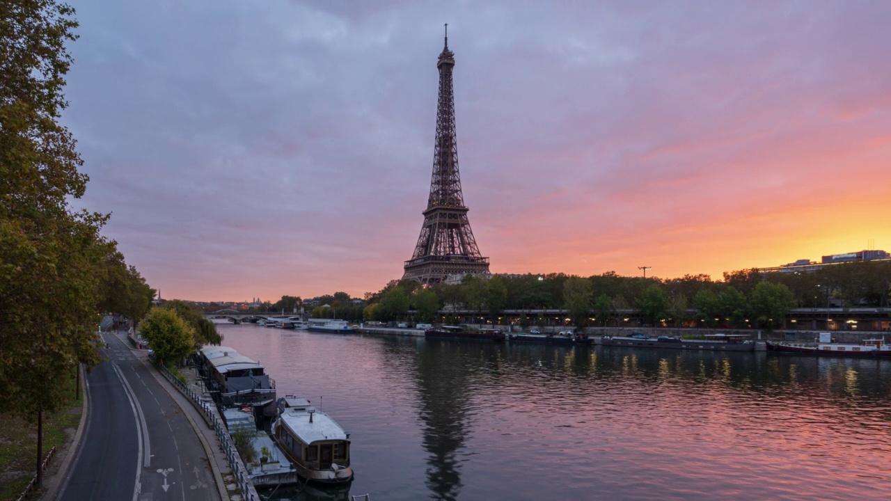 巴黎黎明时分的埃菲尔铁塔- 4k时间间隔视频素材