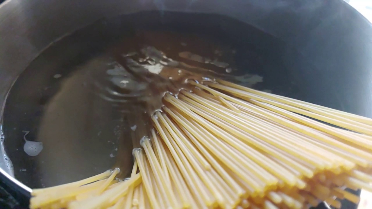 烹饪意大利面条意大利食物意大利面条在炉子上烹饪准备意大利面条在沸水中吃意大利面条视频素材