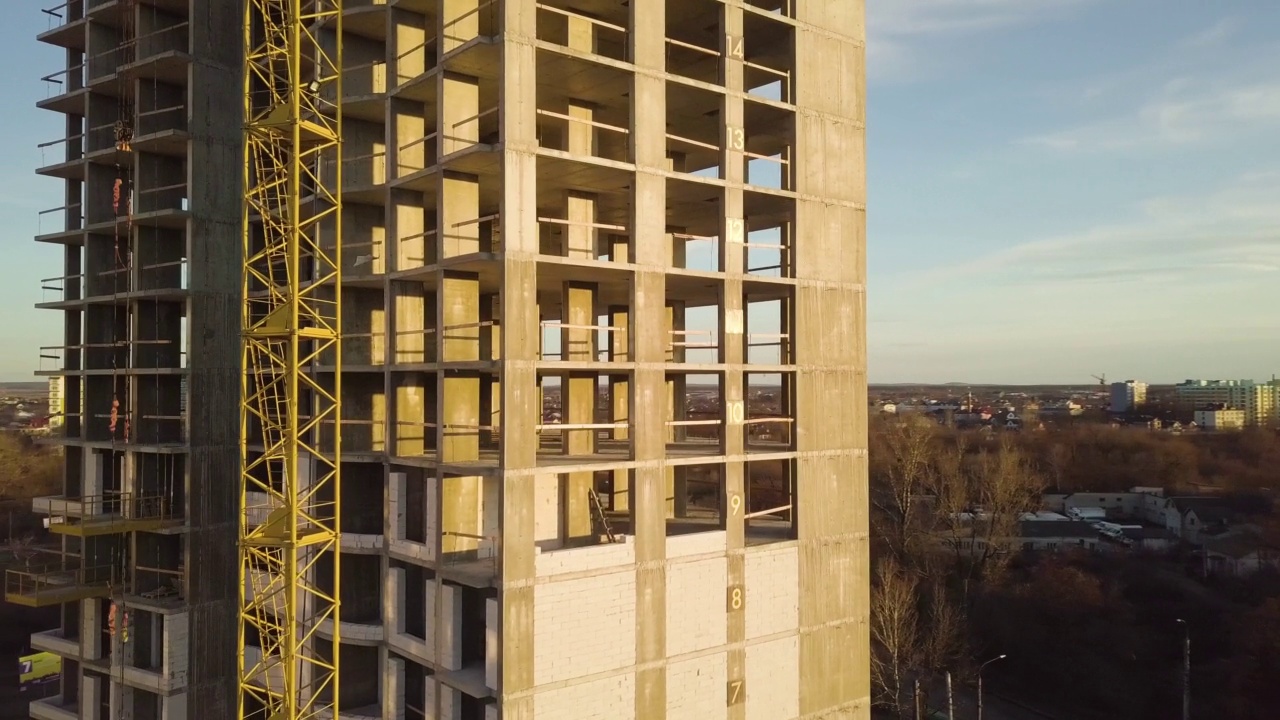 某城市在建高层公寓混凝土框架鸟瞰图。视频素材
