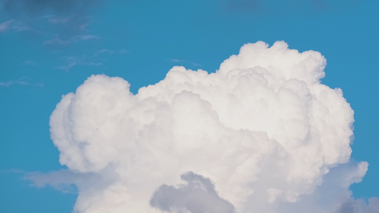 白色蓬松的积云在夏天的蓝天上形成的时间流逝。移动和变化的云景天气视频素材