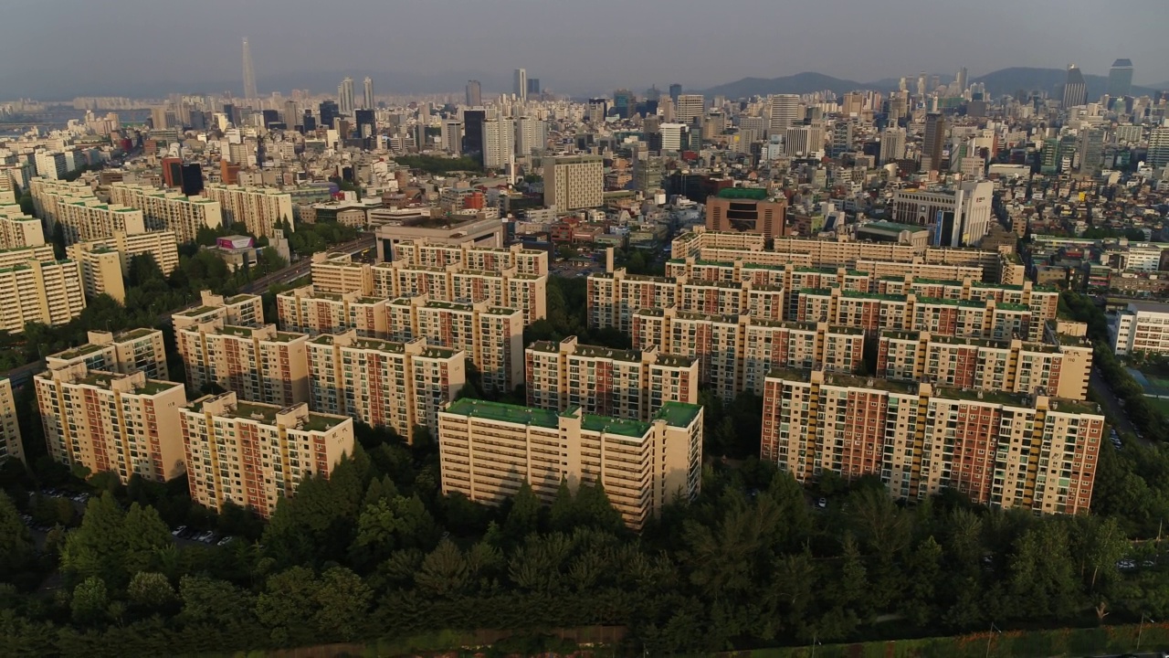 韩国首尔江南区狎鸥亭区，在公寓小区和奥林匹克高速公路附近行驶的汽车视频下载