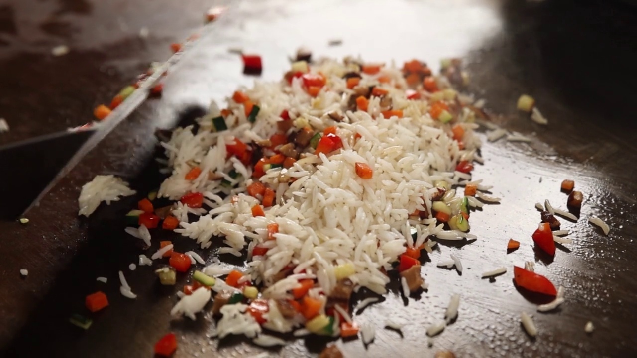 日本餐厅里的海鲜蔬菜米饭视频素材