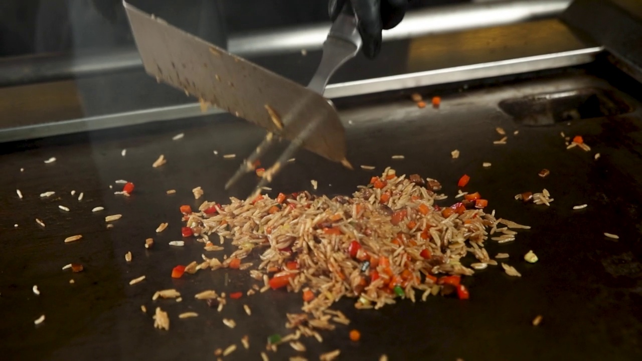 日本餐厅里的海鲜蔬菜米饭视频素材