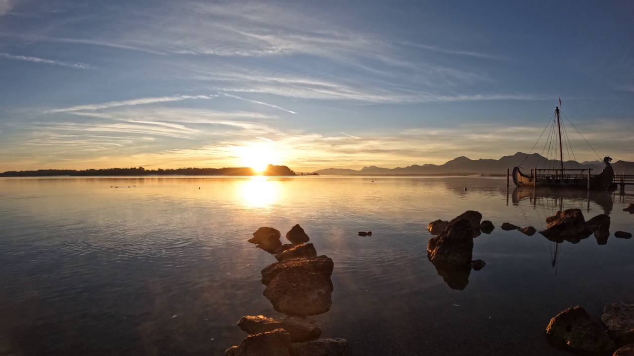 在欧洲巴伐利亚阿尔卑斯山的一个天然湖泊上美丽的日出视频素材