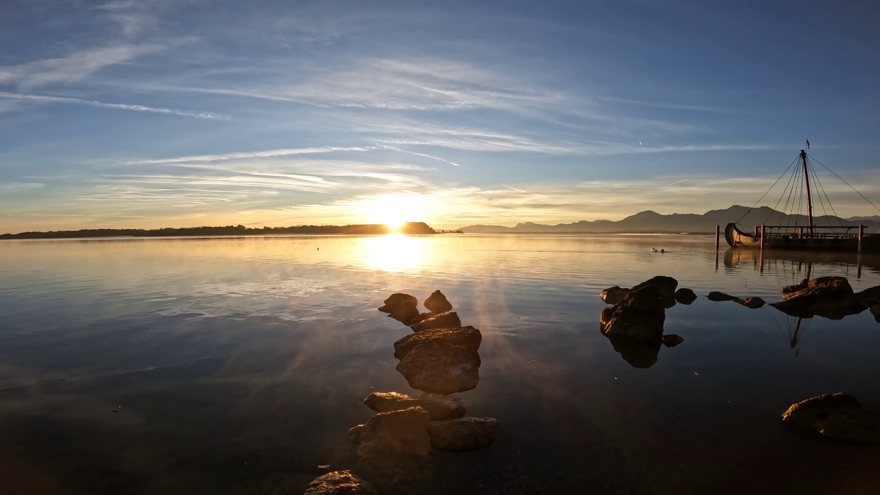 在欧洲巴伐利亚阿尔卑斯山的一个天然湖泊上美丽的日出视频素材