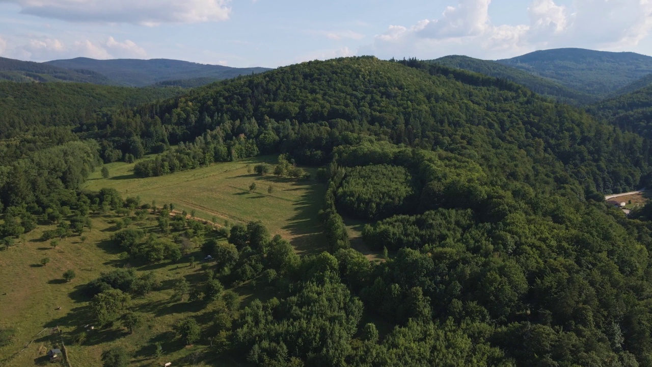 乡村地区鸟瞰图，山区附近有农田视频素材