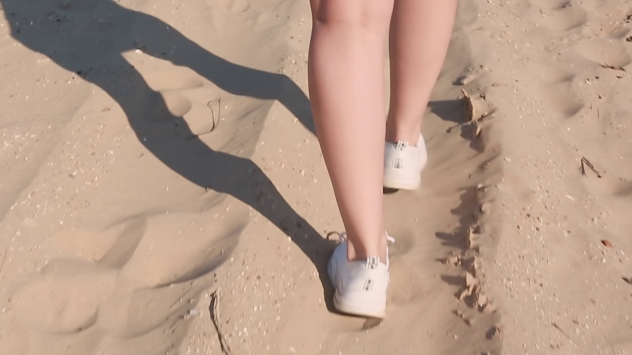 女人穿运动鞋的脚视频素材