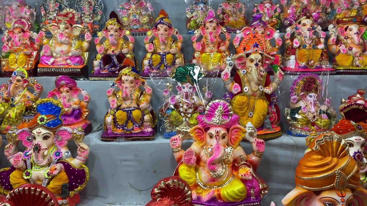 对于Ganesh Chaturthi，在加尔各答街边的摊位上展示出售多个象头神神像。视频素材