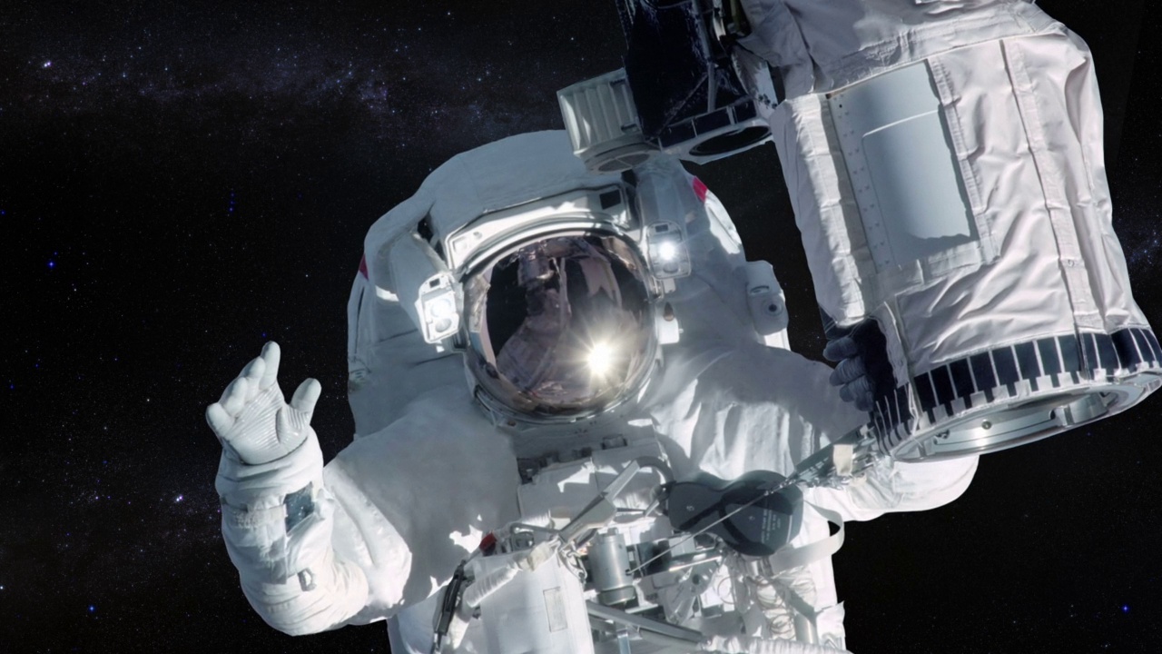 宇航员在外层空间的恒星背景。视频下载
